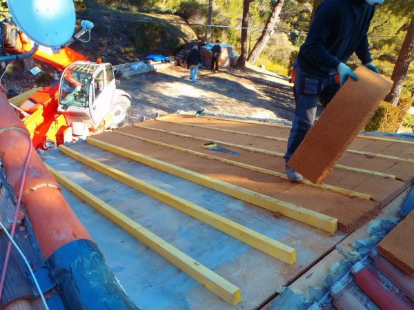 Isolation toiture en fibre de bois à Roquevaire dans les Bouches du Rhône